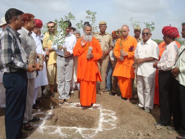 Swami-Maheshwarananda-chanting-mantras-for-trees
