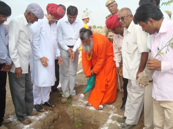Swami-Maheshwarananda-giving-tree-first-water